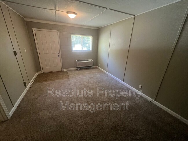 Building Photo - 111 Heck St