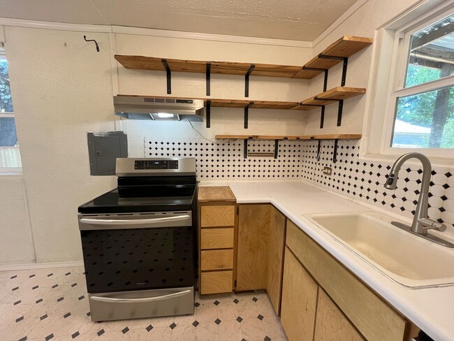 Building Photo - Charming Woodstock 3 Bed 1 bath Ranch Hous...