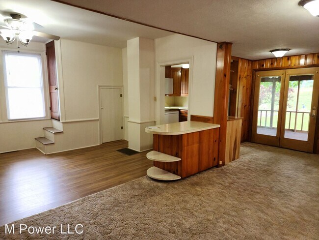 Building Photo - 2 br, 1.5 bath House - 390 College St.