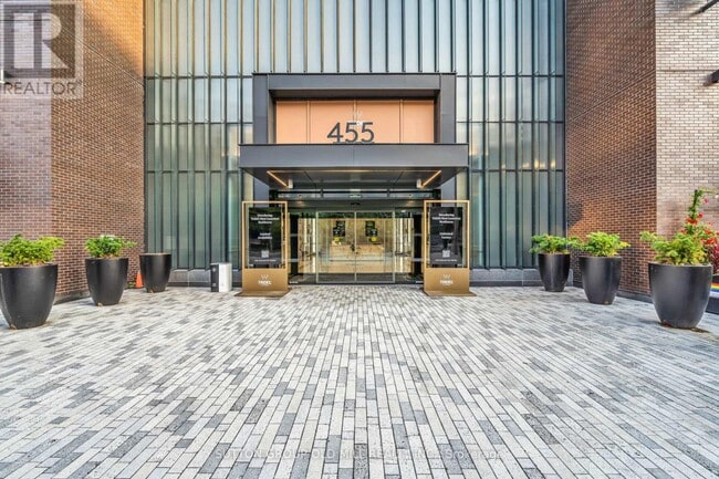 Building Photo - 455 Wellington St W