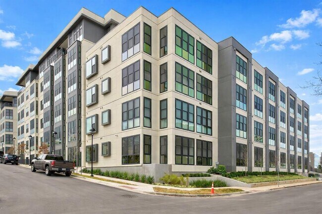 Foto del edificio - 800 Embassy Dr