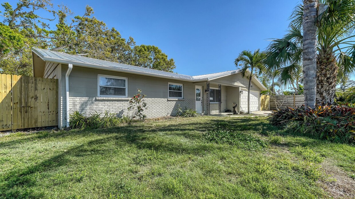 Foto principal - Updated 3 Bed 2 Bath Home On 9000+sf Lot M...