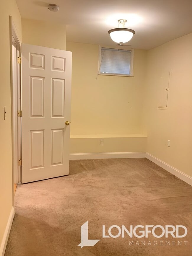 Building Photo - Spacious 2 Bed English Basement!  APPLY TO...