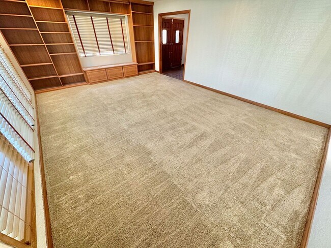 Foto del edificio - New Carpet and Paint, NO HOA, 3 Bed, 2 Bath home with Pool.