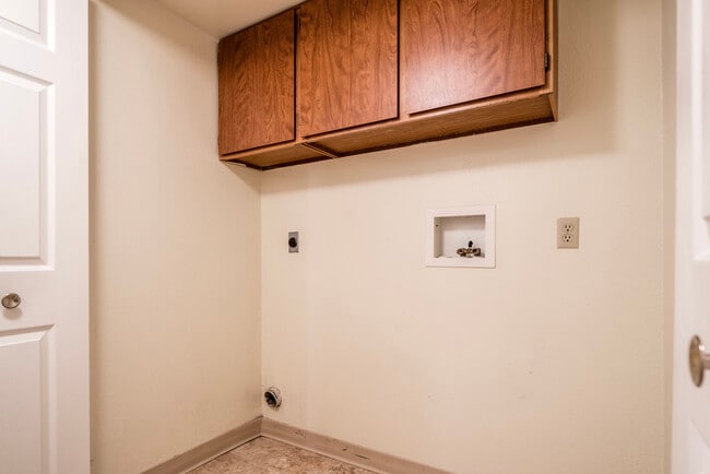 Conexiones clásicas para lavadora y secadora - Sunset Springs Apartments