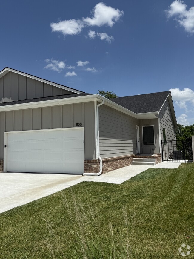 Building Photo - 1120 N Joye St