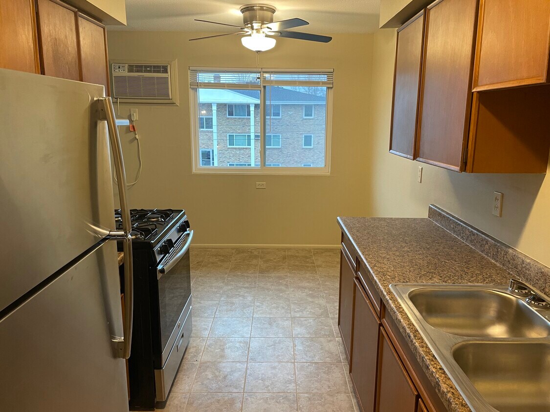 Kitchen - 5745 Glenwood Ave