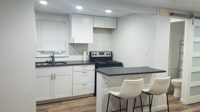 Kitchen - 1048 Logan Rd