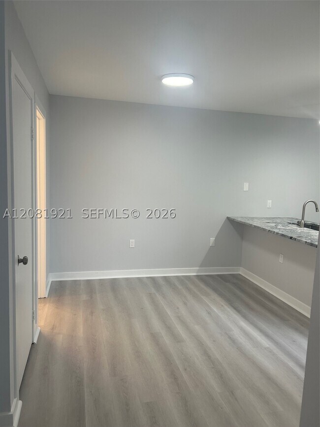 Building Photo - 603 6th Way