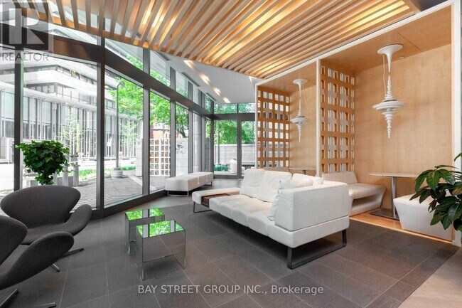 Photo du bâtiment - 45 Charles St E