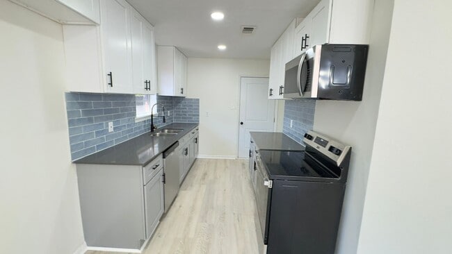 Building Photo - 829 Canfield St