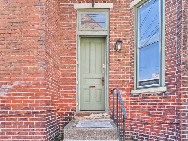 Building Photo - 242 Harris St