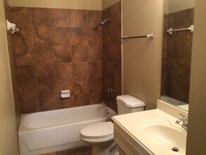 Building Photo - 2718 Lakecrest Way Dr