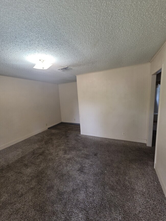 Building Photo - 403 W Dewey Ave