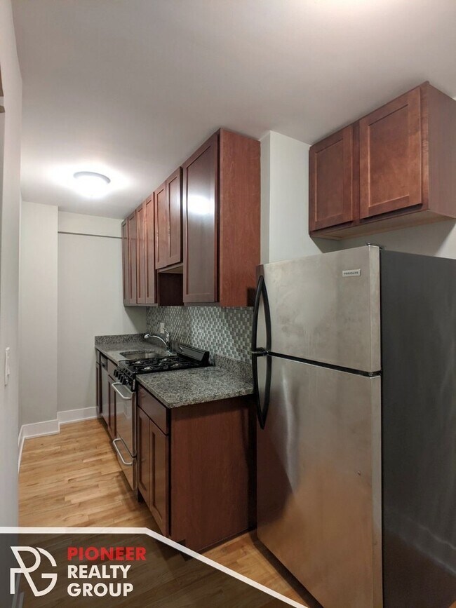 429 W Roscoe St Unit 3, Chicago, IL 60657 Apartments in Chicago, IL