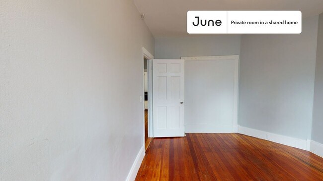 Foto del edificio - Private bedroom in 4 bed/1 bath Home