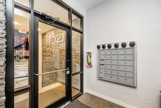 Foto del edificio - 1021 S State St