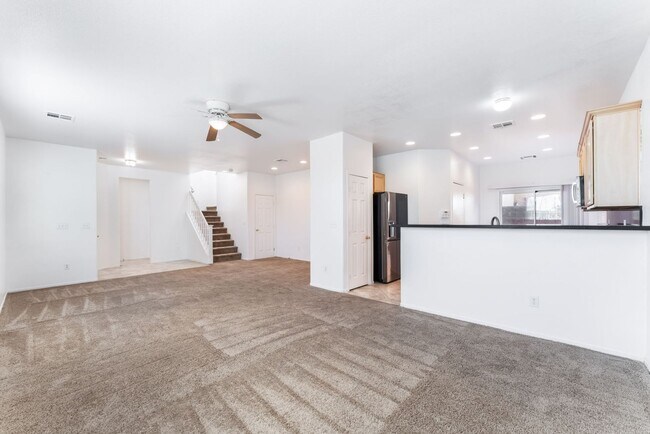 Foto del edificio - Bright & Stylish 4-Bedroom Home with Modern Finishes!