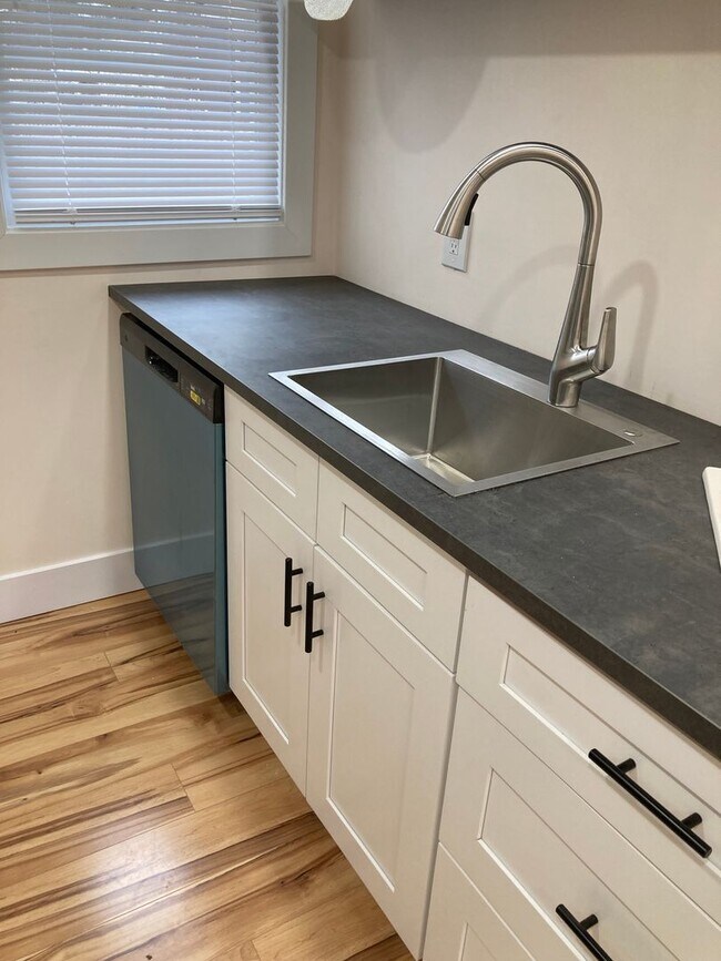 Foto del edificio - 2 Bedroom  Renovated Century Home Modern S...