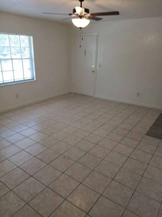 Foto del edificio - 1633 W Oak Ridge Rd
