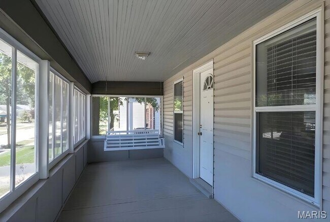 Foto del edificio - 329 Rose Ln