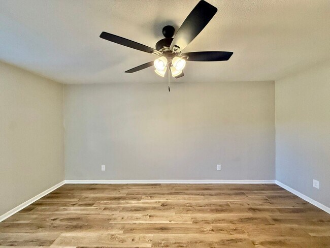 Foto del edificio - Tour Today!  Newly Renovated 2-Bedroom, 1-Bath Duplex!