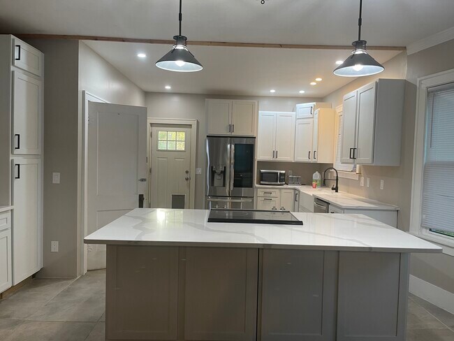 Foto del edificio - 27136 E River Rd