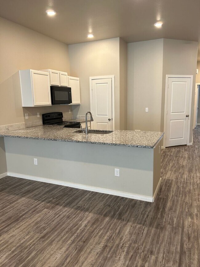 Foto del edificio - 3 bed 2 bath Duplex  Available 9/10!