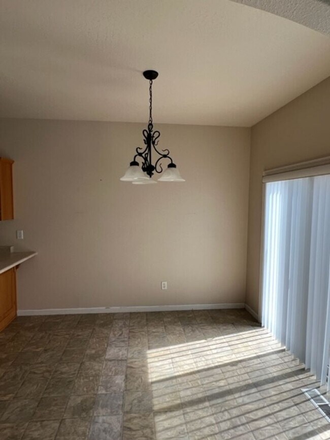 Foto del edificio - 3 BEDROOM TOWNHOME/ FENCED YARD/ ATTACHED GARAGE