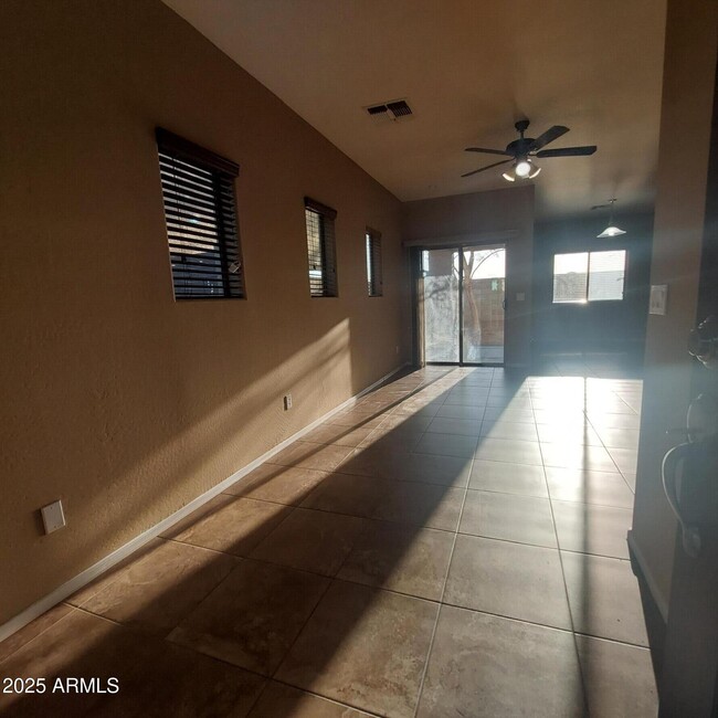 Foto del edificio - 10225 W Camelback Rd