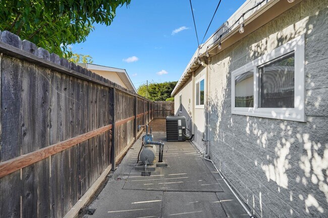 Building Photo - Beautiful Vacaville Home Near Parks, Schools & Shopping