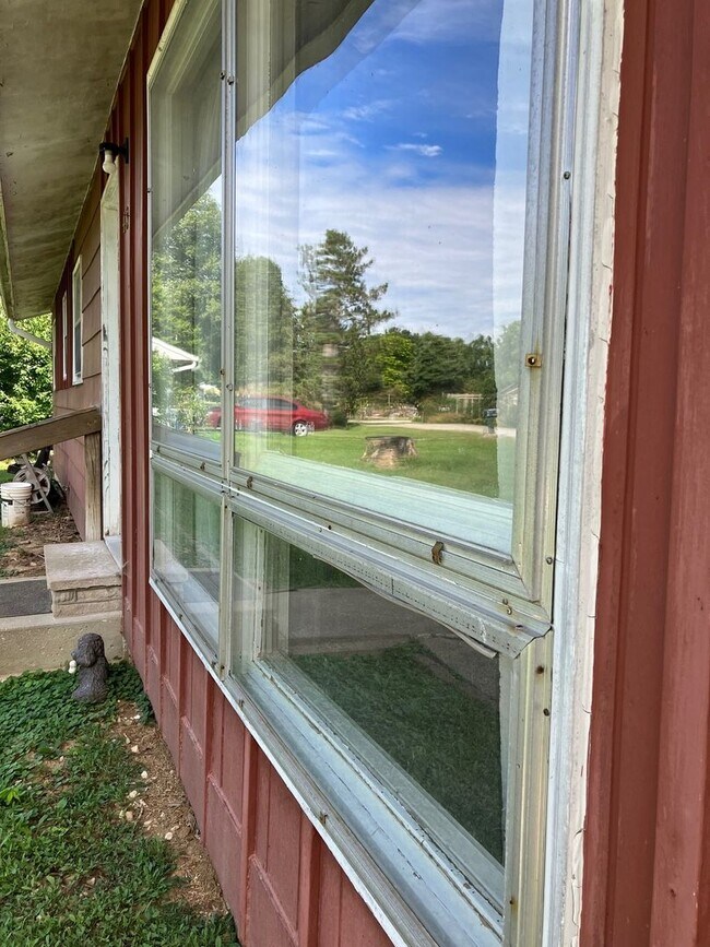 Foto del edificio - 4 Bedroom Single Family Home in Bloomington