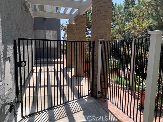Foto del edificio - 2400 N North Creek Ln