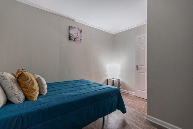 Building Photo - Spacious Updated Home, a 5 minute walk to bus 186.