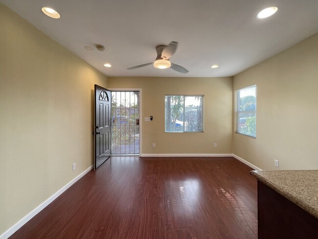 Foto del edificio - **5886 Lemon Ave Long Beach** 2 Bedroom 1 ...