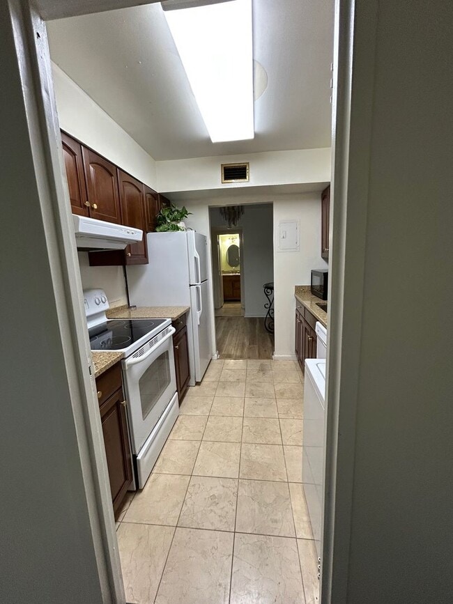 Building Photo - Rental, 1bed/1bath unit available in Green...