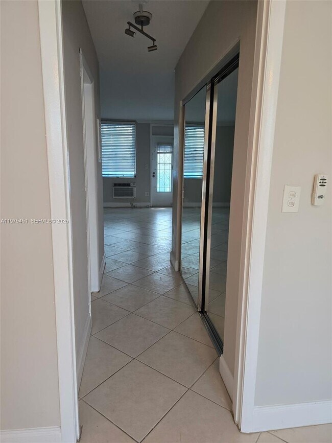 Building Photo - 441 Collins Ave