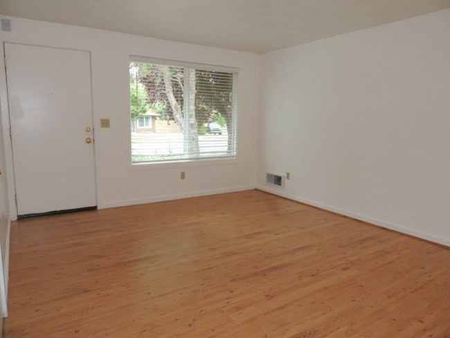 Building Photo - Troutddale Duplex with Yard and Garage