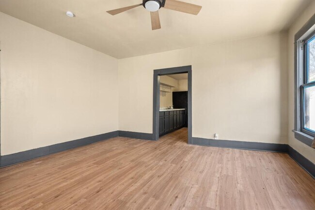 Foto del edificio - 213 6th Ave NW