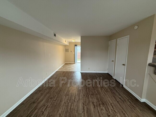 Foto del edificio - 1404 Bloomingdale Rd