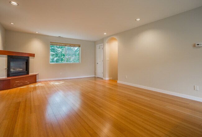 Building Photo - IMMACULATE Townhome Minutes from Downtown…