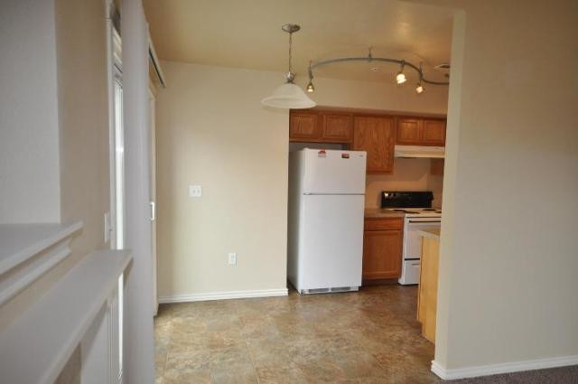 Building Photo - Nice 2 bed townhouse with W&D & fireplace!