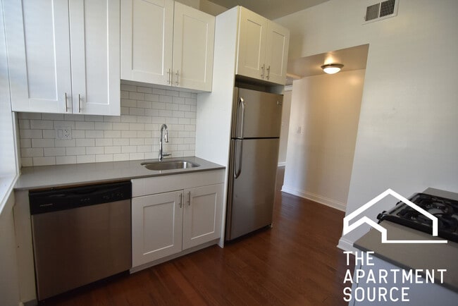 Foto del edificio - 3804 N Pine Grove Ave