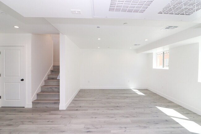 Building Photo - 1622 W 36th Plz