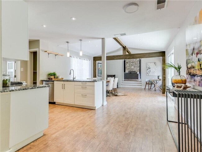 Foto del edificio - 5213 Gladstone Dr