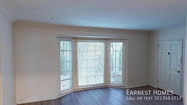 Building Photo - 127 N Doheny Dr