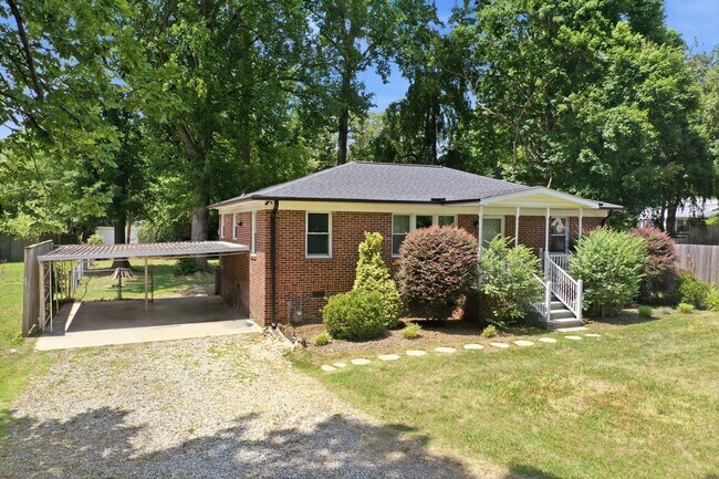 Building Photo - Beautifully Updated 3BR Home in an Established Burlington Neighborhood