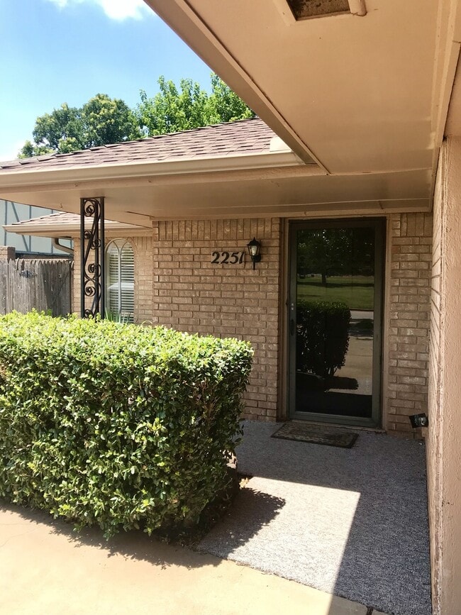 Photo - JGH 017-018 N OKC Apartment