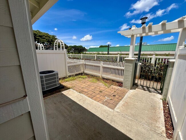Building Photo - Spacious Townhouse with Central AC, Garage...