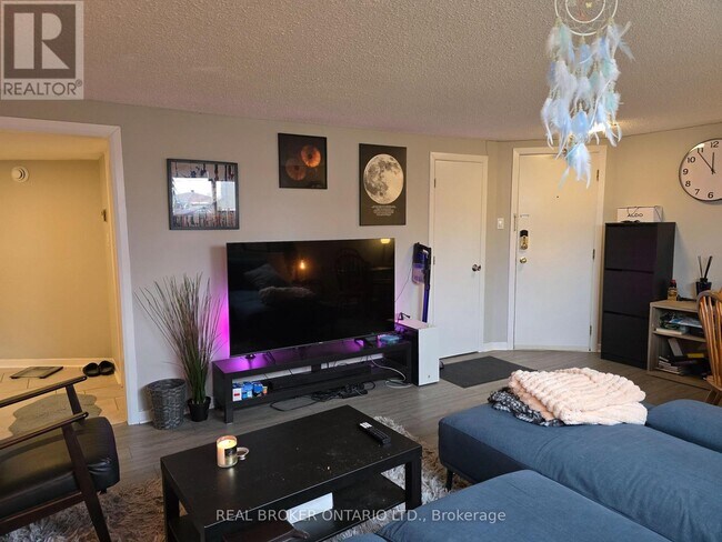 Photo du bâtiment - 2429 Carlsen Ave